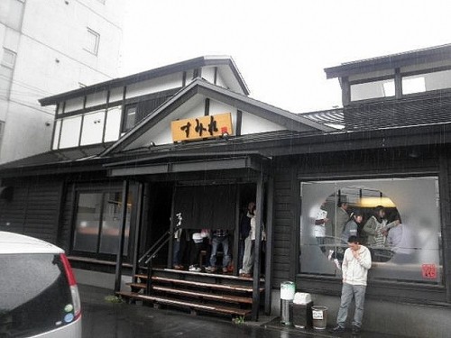 行列の有名ラーメン店「すみれ」さん