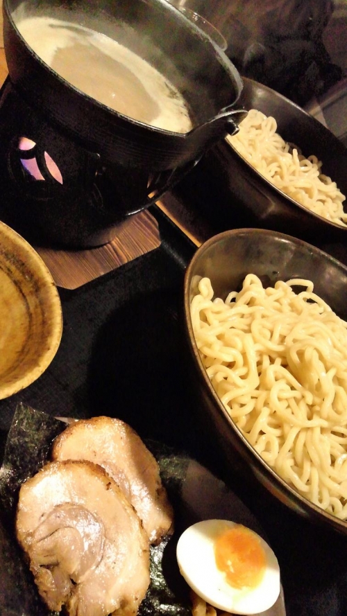 モッツァレラムースケーキとつけ麺。