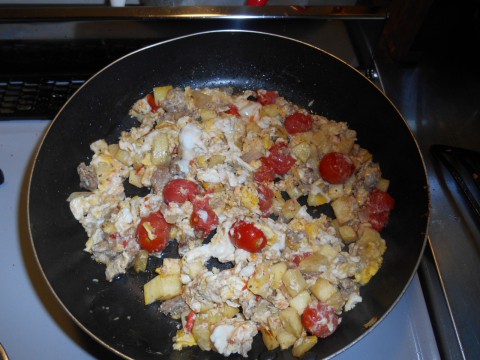 お昼ご飯は新鮮卵と夏野菜の卵焼き!