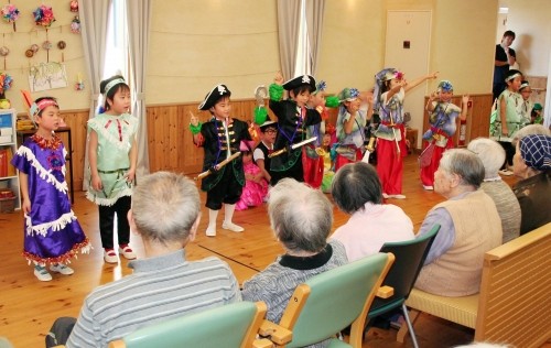 子どもたちが施設に訪問して発表会