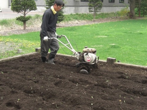 耕運機で、畑を耕す。　タカダ石工業。