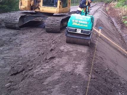 今日も、元気に道路工事しています！