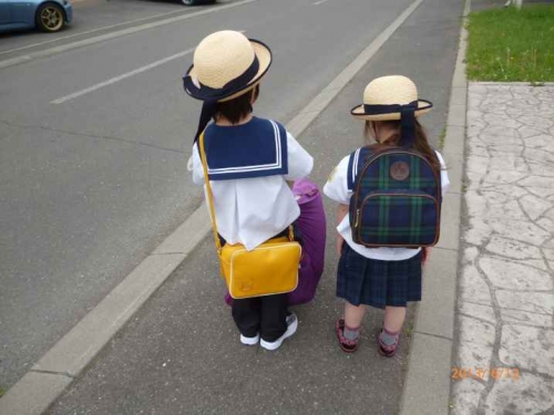 セーラー服と風呂敷包み・・・。