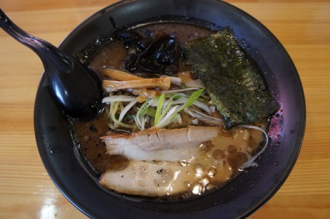 移転オープン! 麺家 弍色さんの豚骨白湯醤油ラーメン