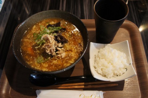 ランチ開始! 仏と伊と創作Kさんの酸辣湯麺