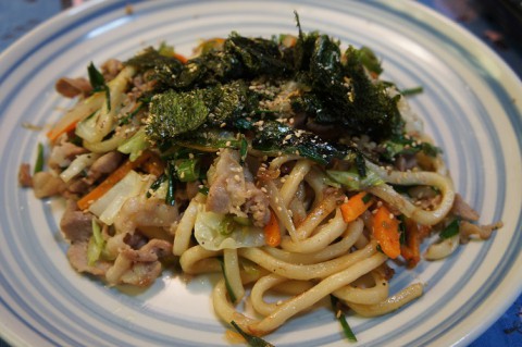 家庭的メニューの焼きうどん