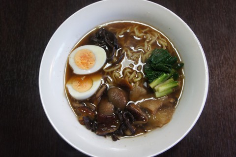 食いしん坊主軒の背脂煮干し醤油ラーメン