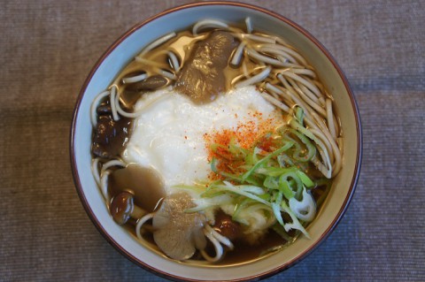 食いしん坊主庵の温かい山かけきのこ蕎麦