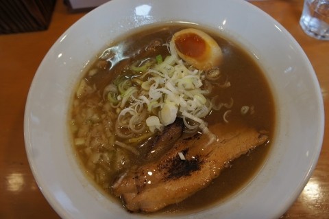 らーめん炙亭　ぼたんさんの黒醤油極煮干しラーメン