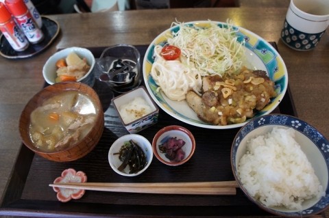 音更町・創作ダイニング わとせとらさんのチキンソテー定食