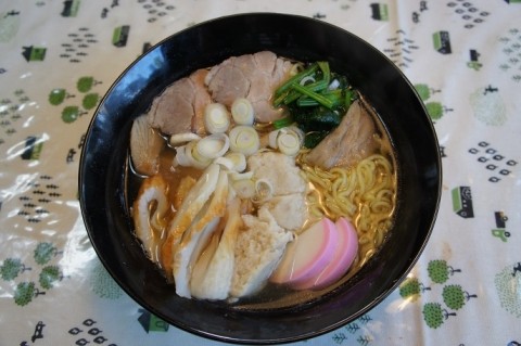 食いしん坊主軒の醤油と塩のハーフ&ハーフラーメン