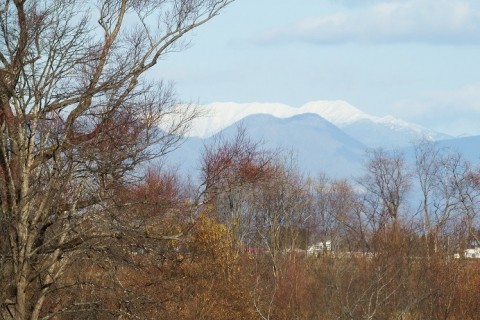 遠方の山の頂が真っ白～♪