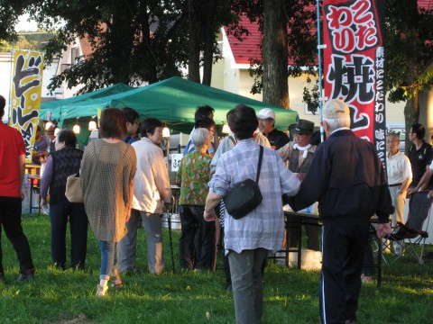 5町内会連携・暑い夜の夏まつり大賑い!