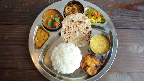 年始はターリー(カレー定食)