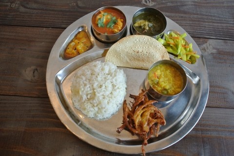 ターリー(カレー定食)ほうれん草と魚カレー