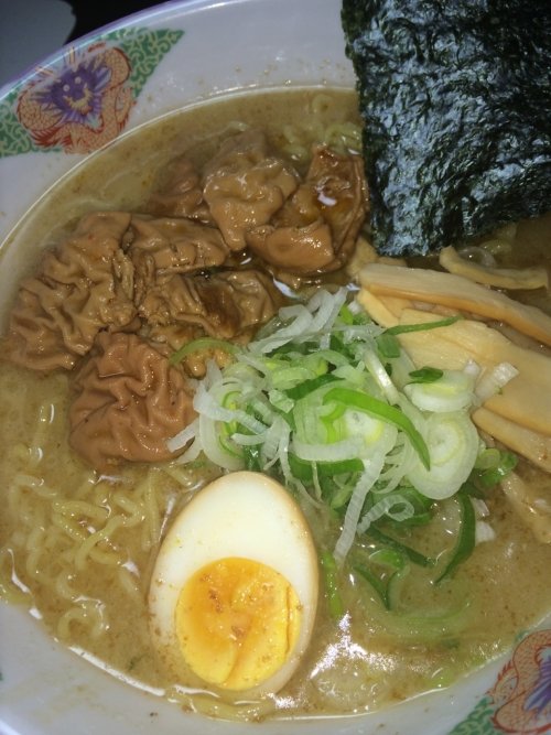 衝撃！！煮込みホルモンラーメン！！