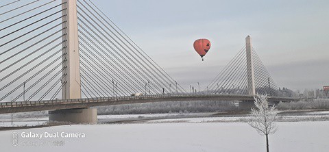 霧氷の中に突然、気球が・・・(^^ゞ