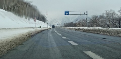 2月中旬の日勝峠越え (2) 汚れた路肩の雪