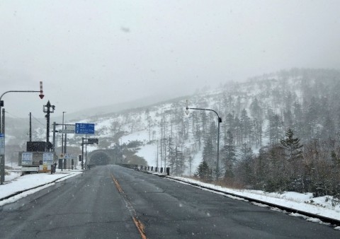 4月下旬の日勝峠越え 小吹雪?だった