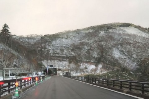 10月中旬の日勝峠 紅葉と初降雪